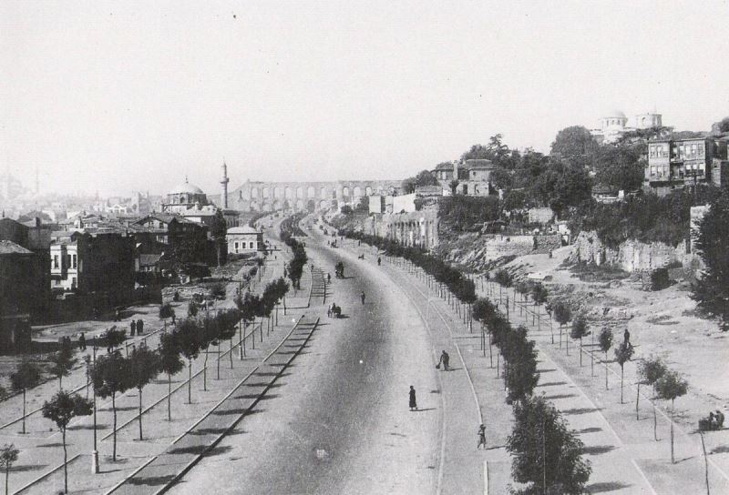 6.yy.da, eski dönem İstanbul sarayları, Ahilleus Hamamı ve Yerebatan Sarnıcı’nın suyunu sağlamak için kullanılan Bozdoğan Kemeri; 1403 yılında kentten geçen İspanyol sefiri Ruy Gonzáles de Clavijo’den öğrendiğimiz kadarıyla, çevredeki bağ ve bahçelerin sulanmasına da yardımcı olmuştur. 