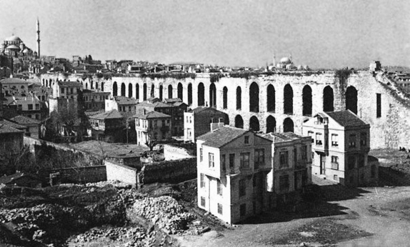 Bugün kemerin aşağı yukarı 800 metrelik bir kısmı ayaktadır. 