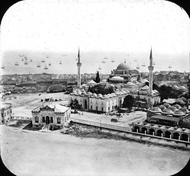 Beyazıd Meydanı, yedi tepeli İstanbul’un üçüncü tepesi üzerine kurulmuş. Veznecilere, Direklerarasına sırtını dönmüş, etrafında yıkık-yapma yapılarla yolları tıkanmış. Beyazıd Külliyesi, Eski Saray, Harbiye Nezareti, İstanbul Üniversitesi, sağ-sol çatışmaları ile bir dönem adını lekeletse de tarihte önemli bir yaprak olarak zihinlerde.