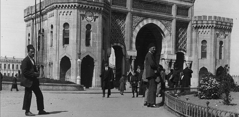Beyazıd Meydanı, yedi tepeli İstanbul’un üçüncü tepesi üzerine kurulmuş. Veznecilere, Direklerarasına sırtını dönmüş, etrafında yıkık-yapma yapılarla yolları tıkanmış. Beyazıd Külliyesi, Eski Saray, Harbiye Nezareti, İstanbul Üniversitesi, sağ-sol çatışmaları ile bir dönem adını lekeletse de tarihte önemli bir yaprak olarak zihinlerde.