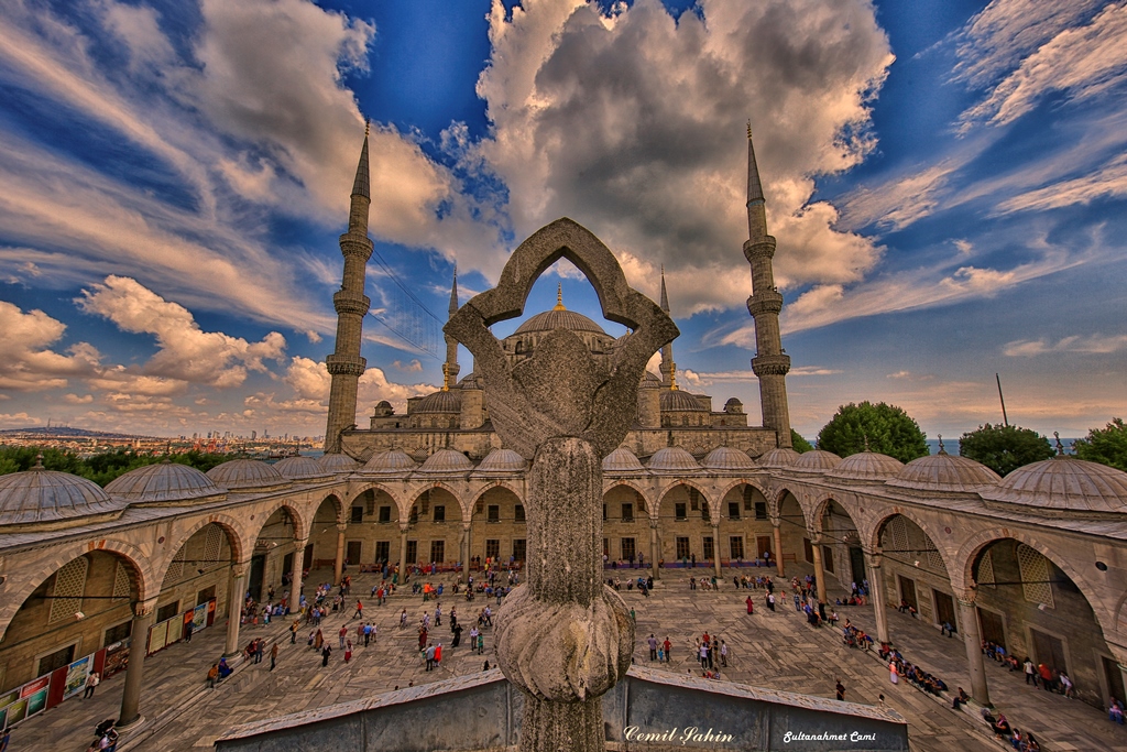 Kubbelerin Üstadı Cemil Şahin'in Objektifinden İstanbul Camilerine İstanbul Tarih farkıyla birde bu şekilde bakın.