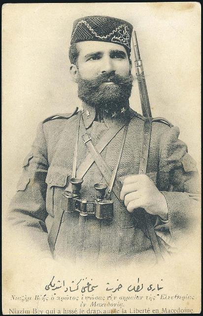 Resneli Niyazi Bey’in Edebiyatımıza kazandırdığı diğer bir deyim ise ““Ne Şehittir ne Gâzi pisi pisine gitti Niyazi” tabiridir. Resneli Niyazi Bey, Meşrutiyet’in ilanı sonrası geldiği İstanbul’da İttihat ve Terakki’nin şahsi menfaatleri doğrultusunda izlemiş olduğu siyaseti benimsememiş ve siyasetten çekilerek memleketine dönmüştür. 29 Nisan 1913’te Arnavutluk’un Avlonya limanına 8 kişi gelmiştir. İttihat ve Terakki mensubu olduğunu söyleyen bu kişiler, Resneli’yi İstanbul’a davet etmek için gelmişlerdi. İçlerinden Resneli’nin koruması olduğunu söyleyen kişi, limanda gemiyi bekledikleri esnada birkaç el ateş ederek Resneli’yi öldürmüştü. Öldürülme nedeni karanlıkta kaldığı için kendisine atfen,”Ne şehittir ne de gazi, pisi pisine gitti Niyazi” deyimi Türk milletinin hafızasına kazındı.