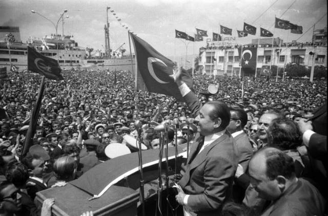 Türkiye Cumhuriyeti Devleti’nin Başbakanı, Başbakanlığı Döneminde yaptığı hamlelerle Türkiye’yi ayağa kaldıran ve 27 Mayıs 1960 Askeri Darbesi neticesinde idâm edilerek asılan siyaset ve devlet adamı…