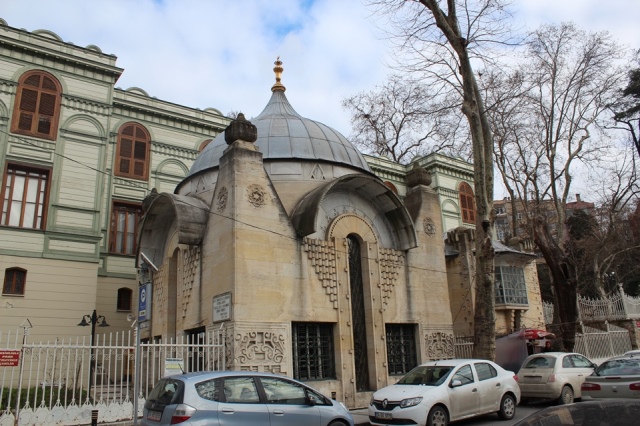 Bir döneme adını vermiş, yaşadığı asra mührünü vurmuş, Üç kıtanın son hükümdarı Sultan İkinci Abdülhamid Han'ın şehzadelik mekanı Maslak Kasrı'na, padişahlığı döneminde devleti dare ettiği Yıldız Sarayı'na ve çevresine ziyarette bulunduk.