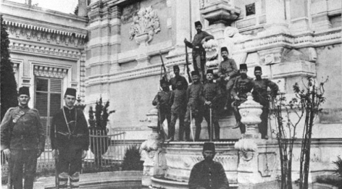 Bir Padişah, Bir Başkatip, Bir Koridor